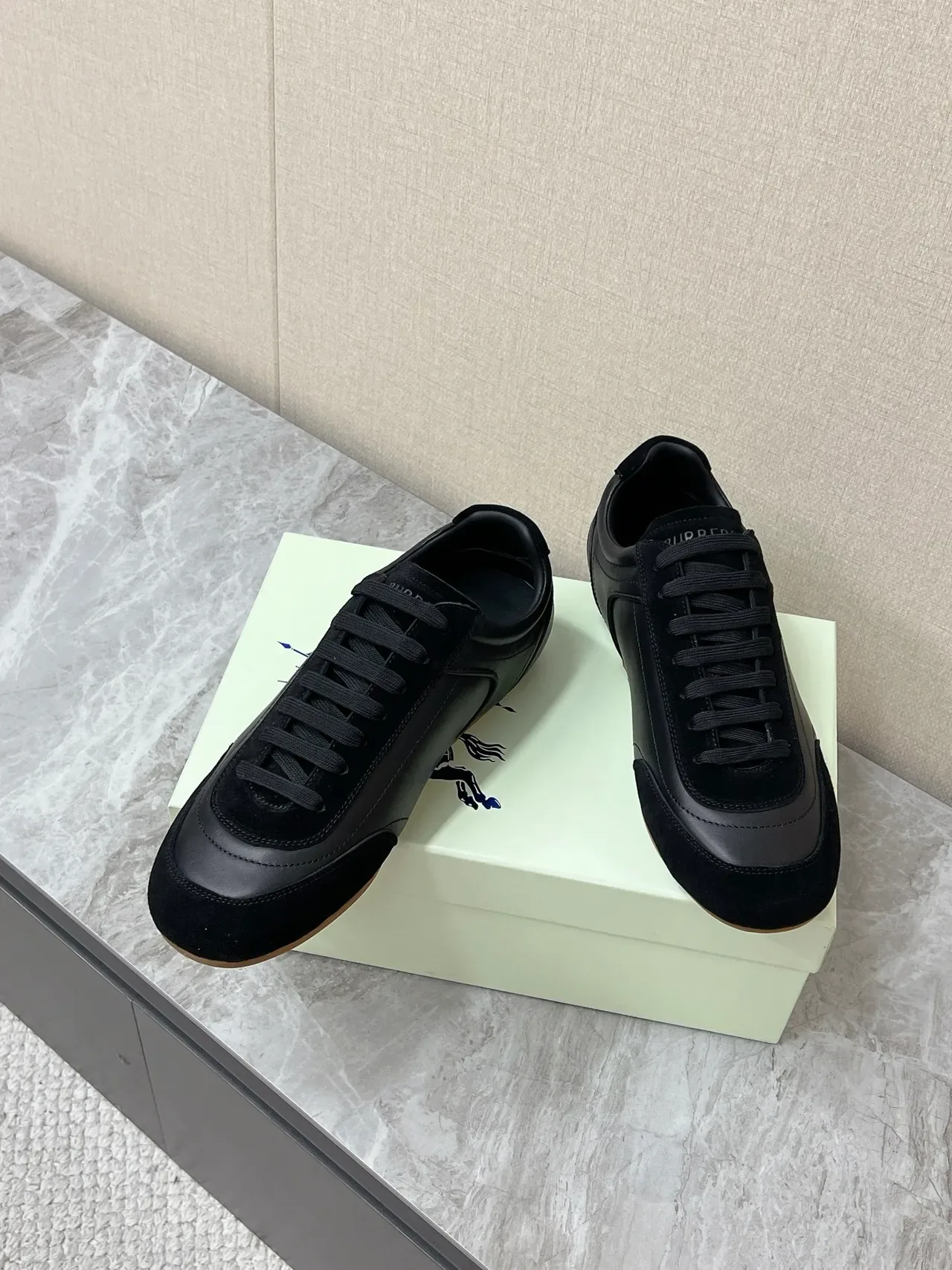 Burberry Knight 黑色皮麂皮生活方式运动鞋 5