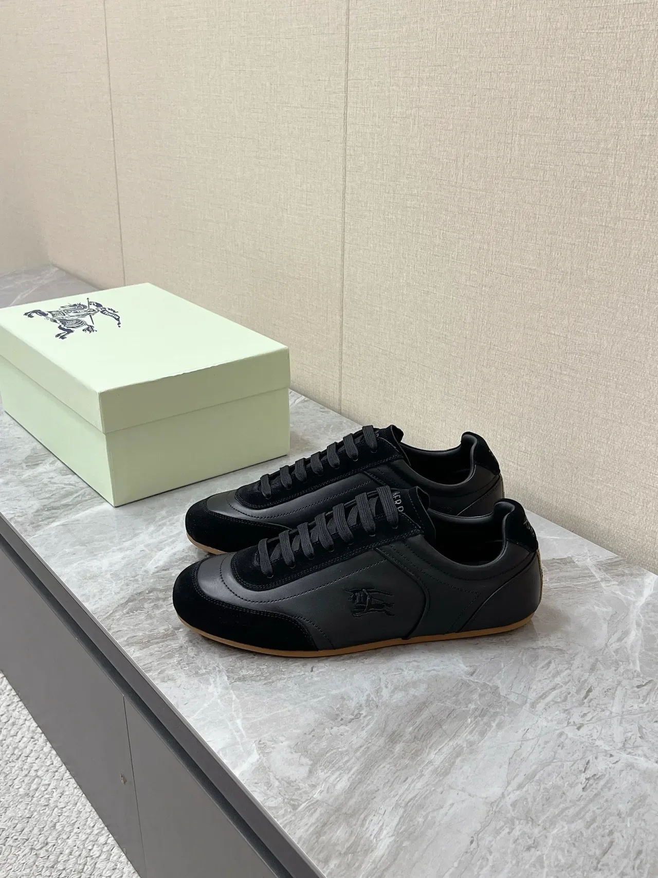 Burberry Knight 黑色皮麂皮生活方式运动鞋 6