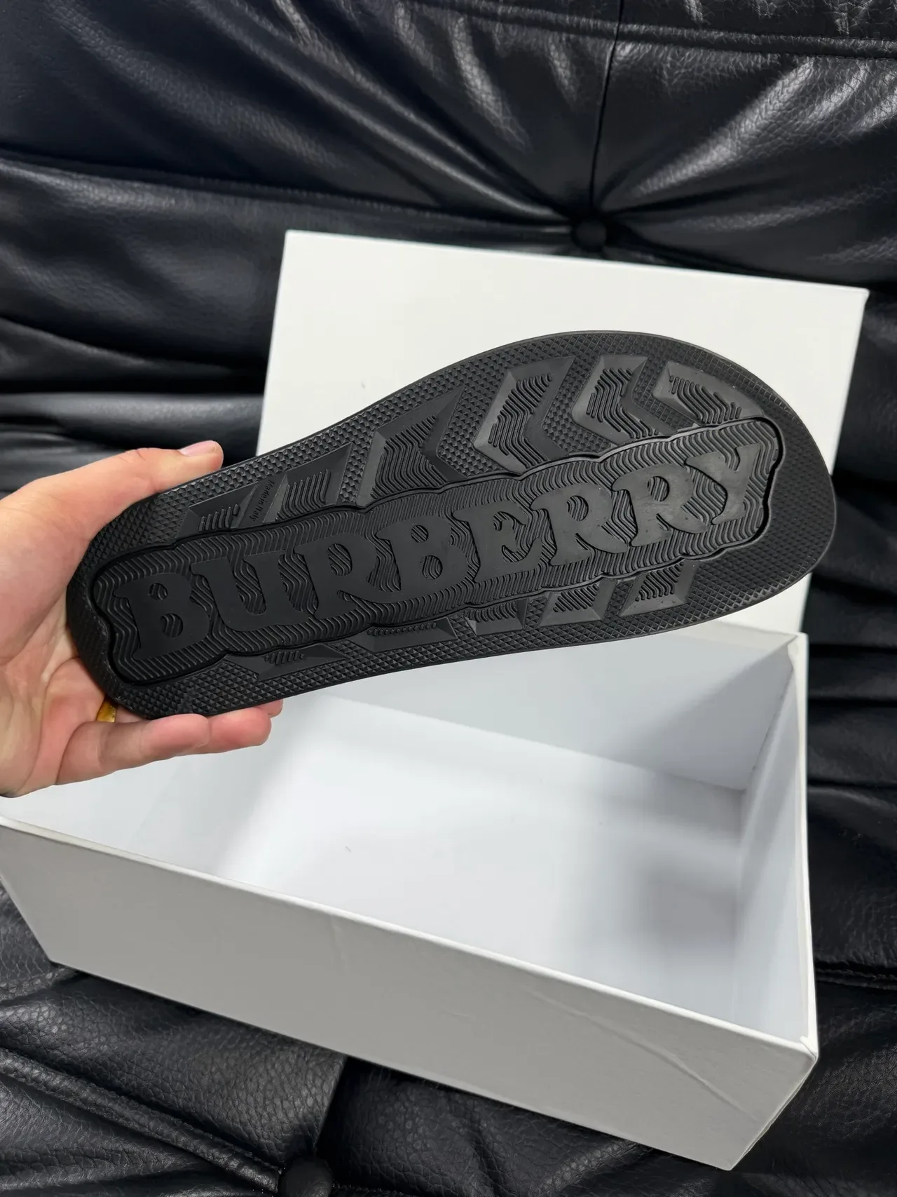 Burberry Knight কালো প্ল্যাটফর্ম সোল একটি চওড়া স্ট্র্যাপ স্যান্ডেল 2