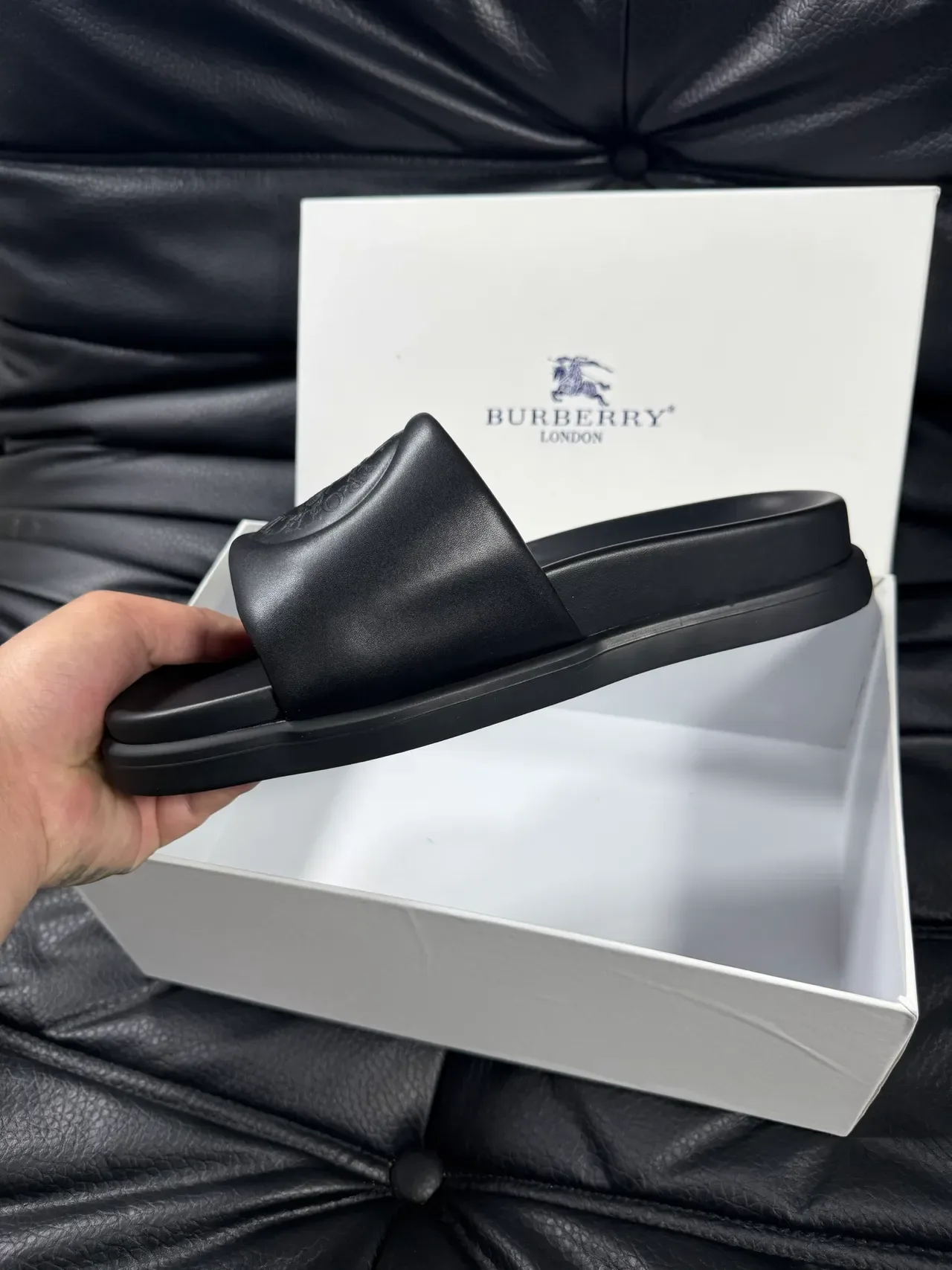 Burberry Knight কালো প্ল্যাটফর্ম সোল একটি চওড়া স্ট্র্যাপ স্যান্ডেল 3