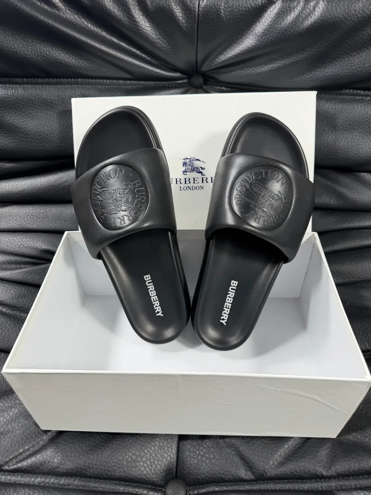 Burberry Knight কালো প্ল্যাটফর্ম সোল একটি চওড়া স্ট্র্যাপ স্যান্ডেল 4