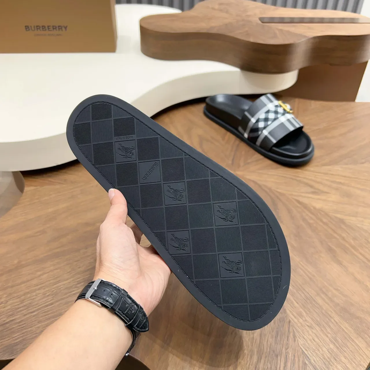 Burberry Knight صندل كاجوال مع حزام مربعات 2