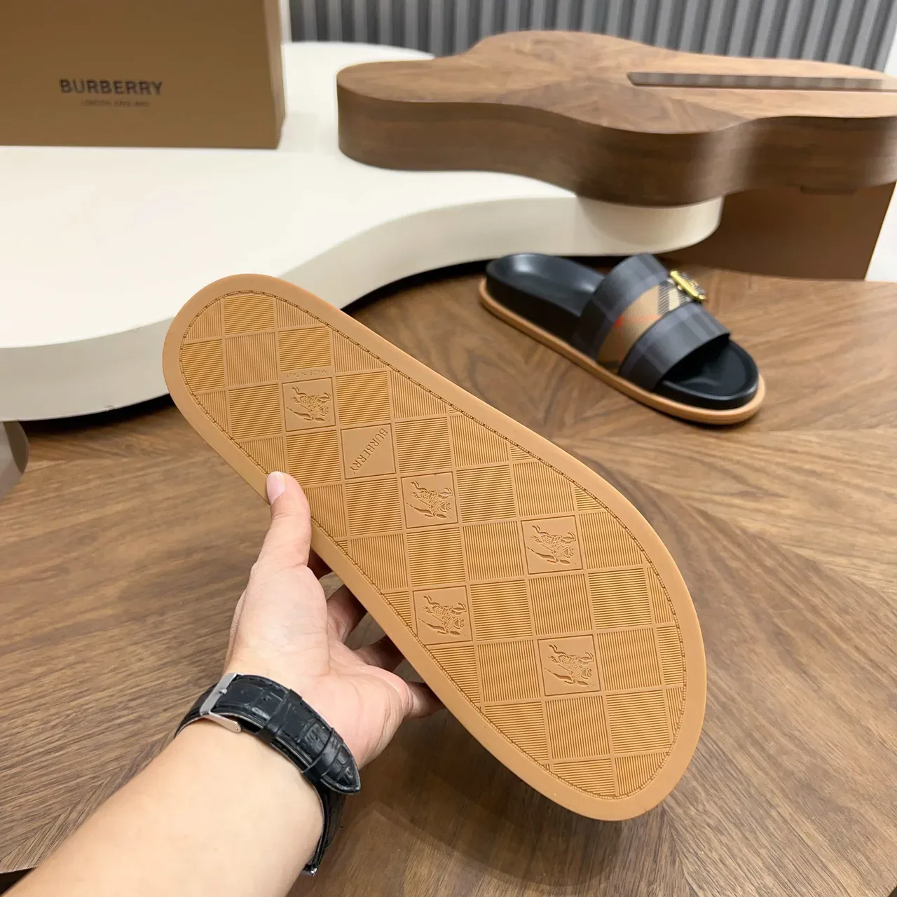 Burberry Knight صندل كاجوال مع حزام مربعات 3
