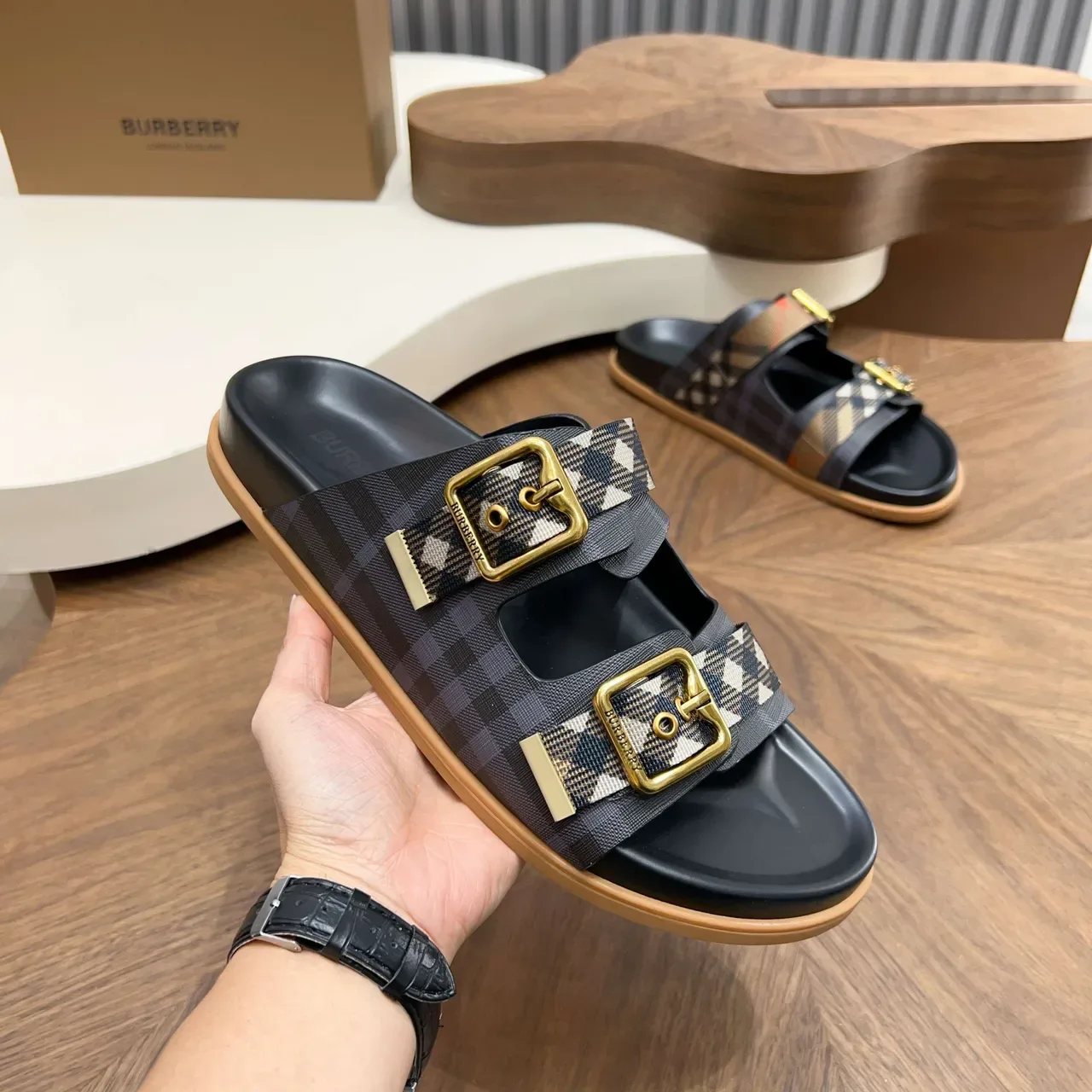Burberry Knight صندل كاجوال مع حزام مربعات 4