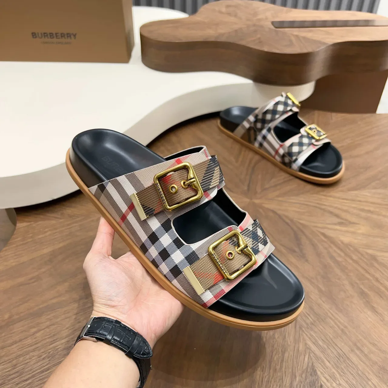 Burberry Knight صندل كاجوال مع حزام مربعات 5