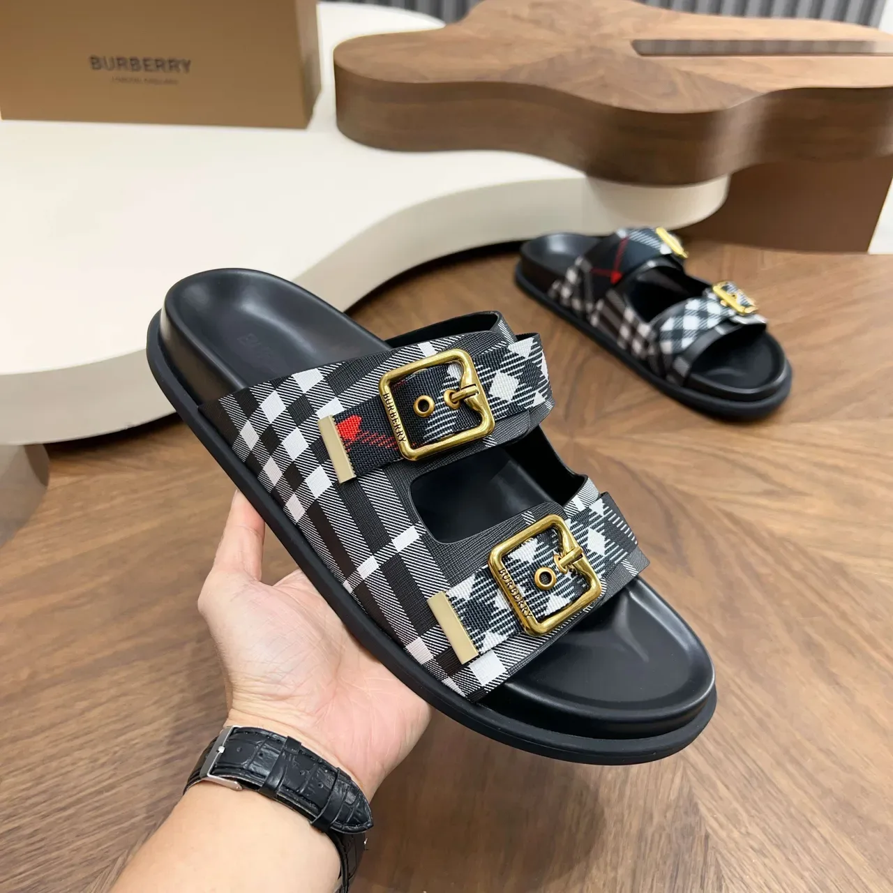 Burberry Knight صندل كاجوال مع حزام مربعات 6