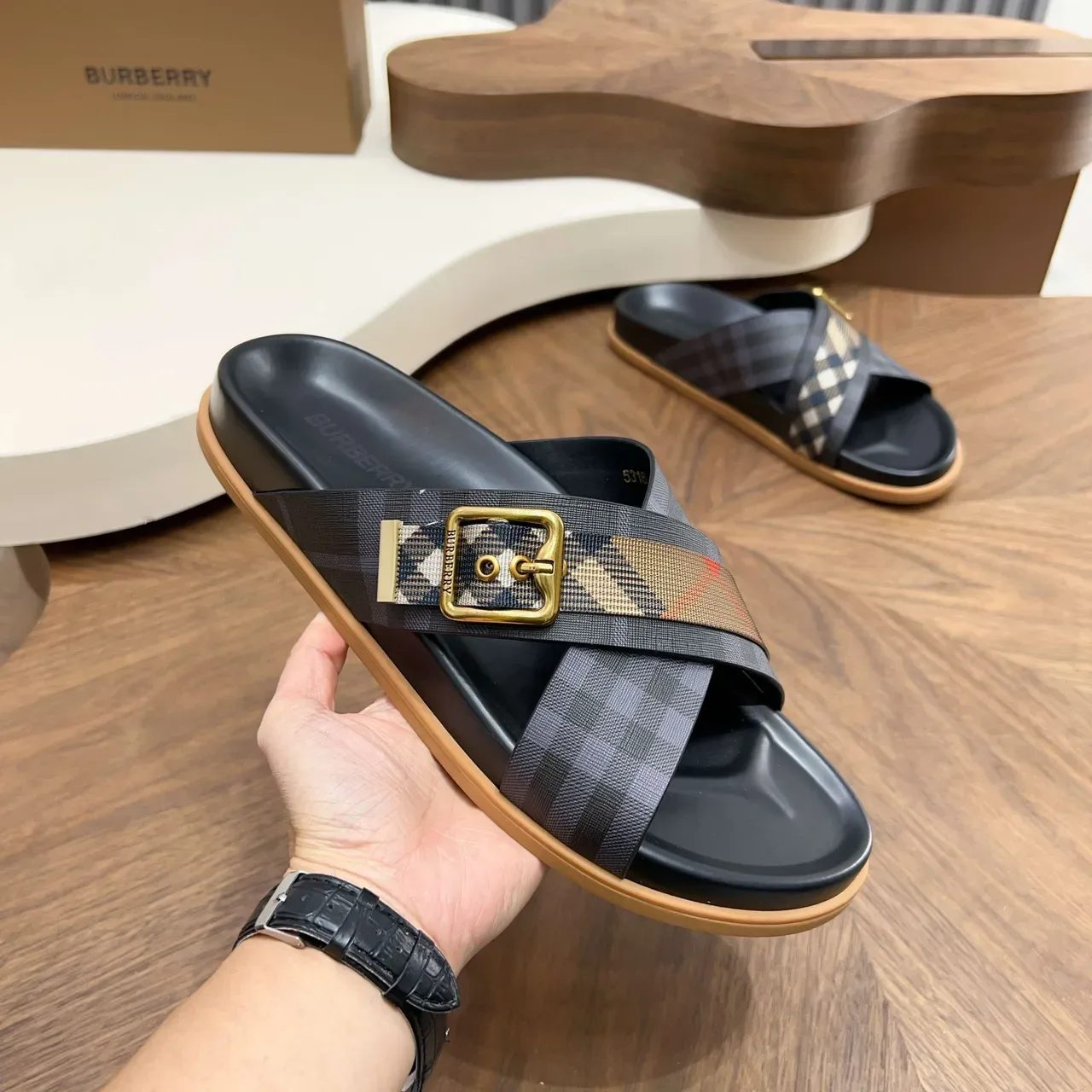 Burberry Knight صندل كاجوال مع حزام مربعات 7