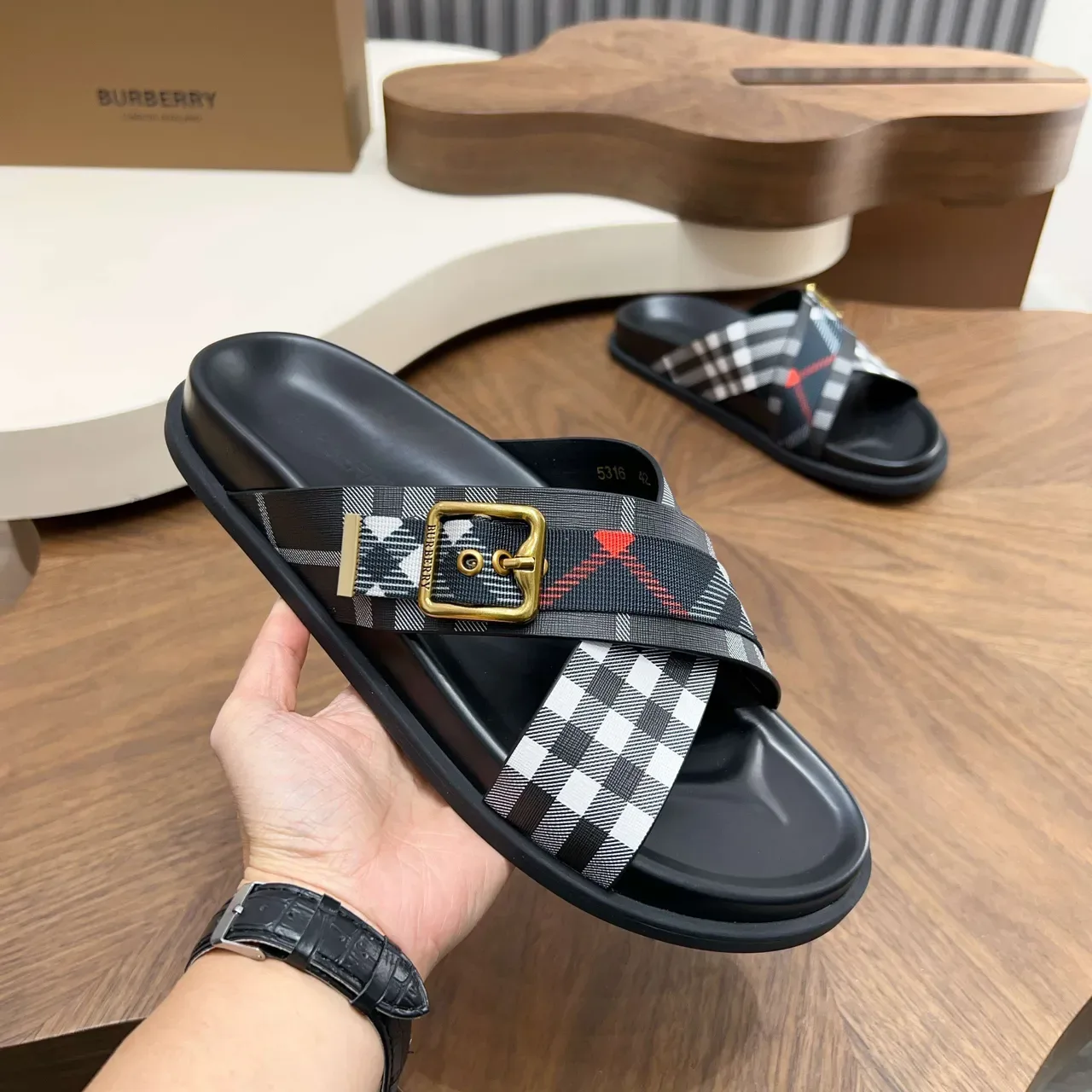 Burberry Knight صندل كاجوال مع حزام مربعات 8