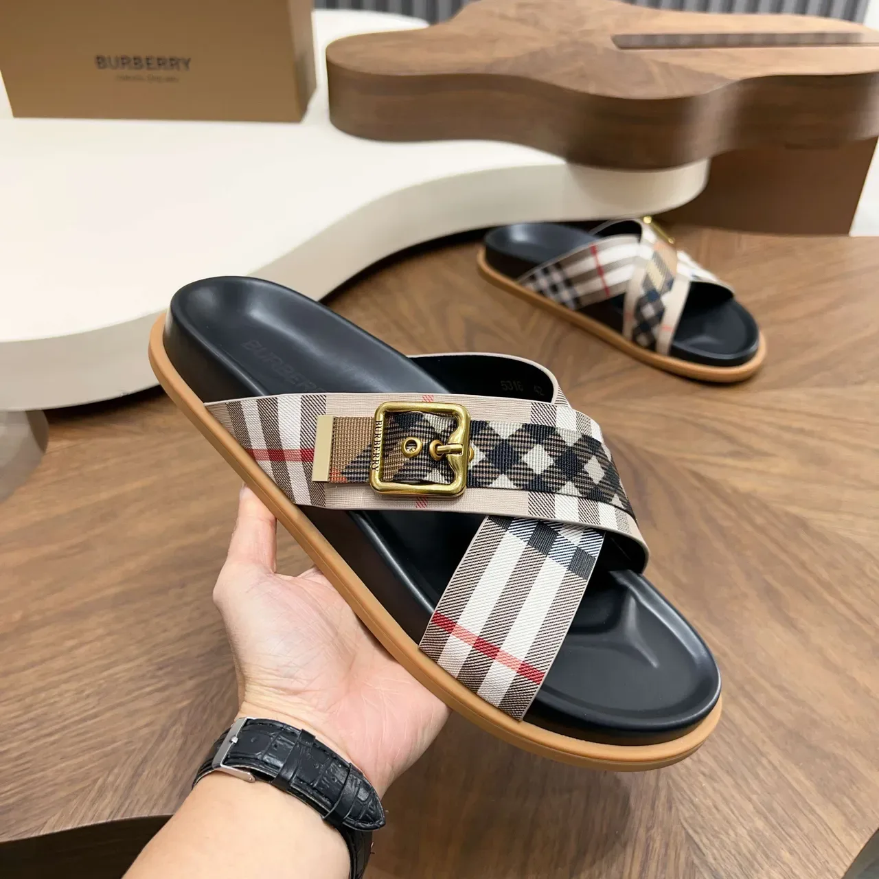 Burberry Knight صندل كاجوال مع حزام مربعات 9