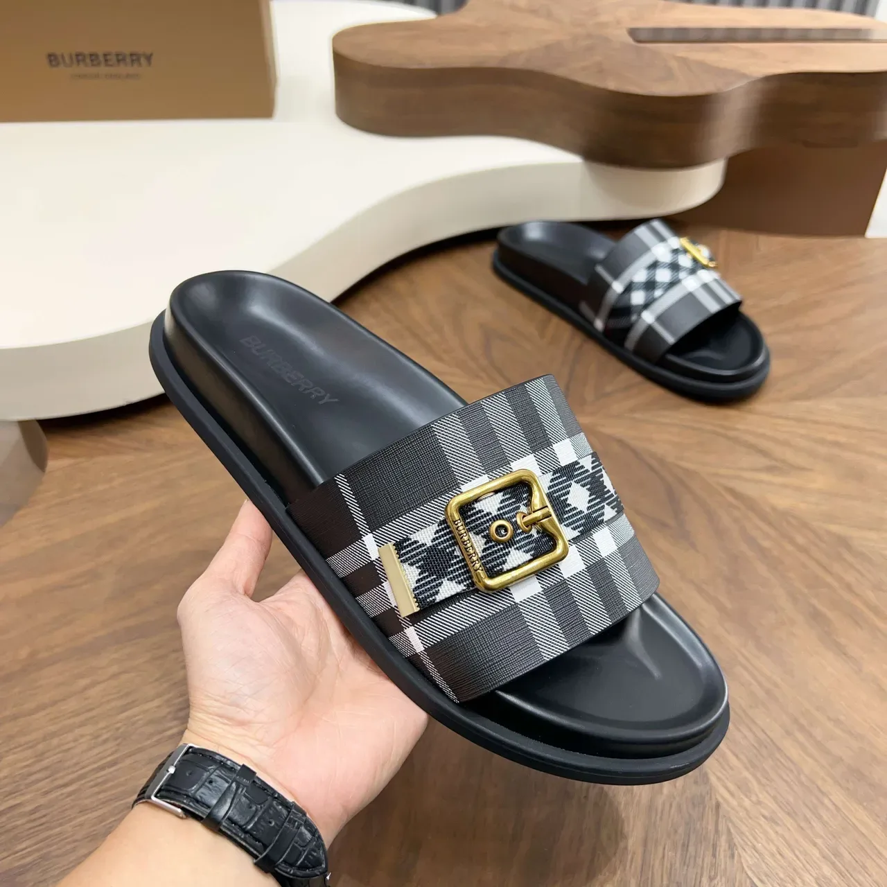 Burberry Knight صندل كاجوال مع حزام مربعات 10