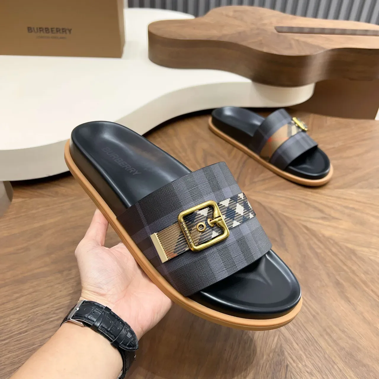 Burberry Knight صندل كاجوال مع حزام مربعات 11