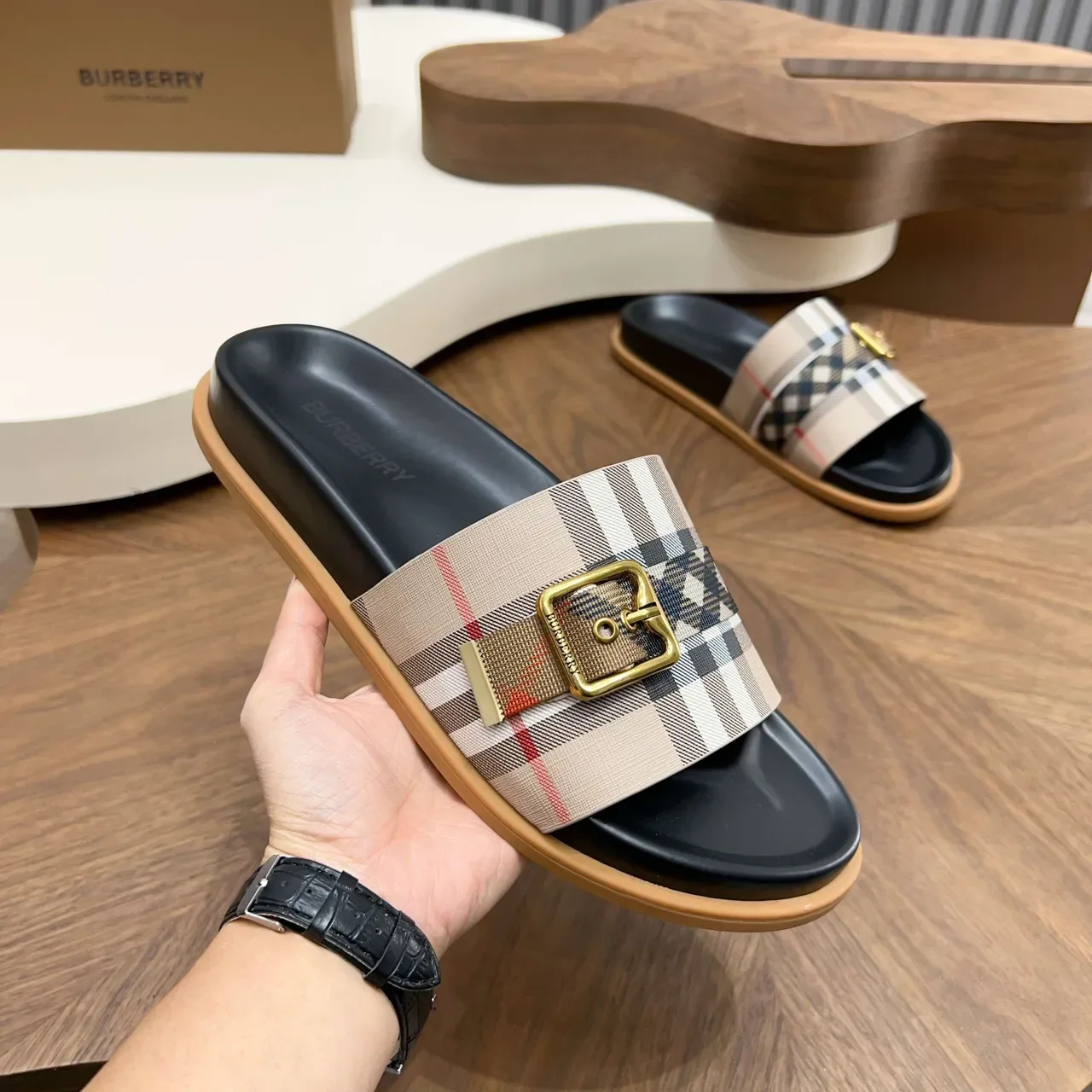 Burberry Knight صندل كاجوال مع حزام مربعات 12