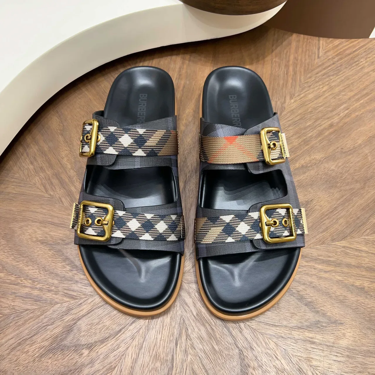 Burberry Knight صندل كاجوال مع حزام مربعات 13