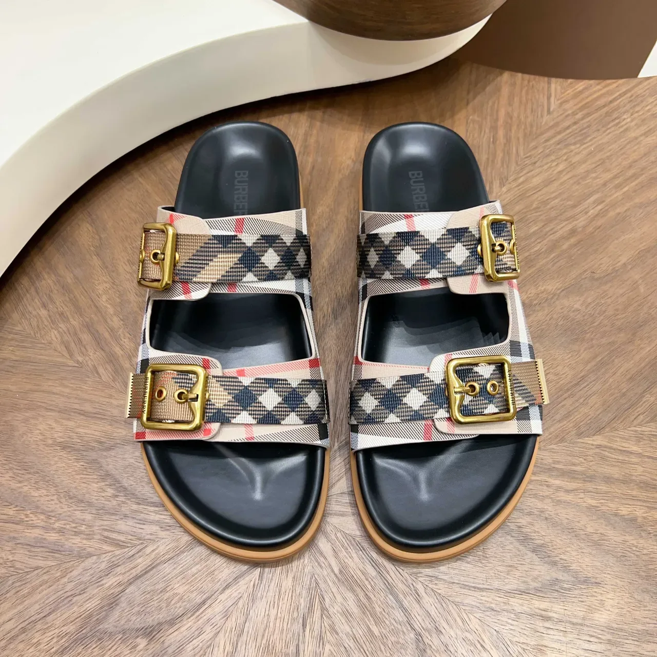 Burberry Knight صندل كاجوال مع حزام مربعات 14