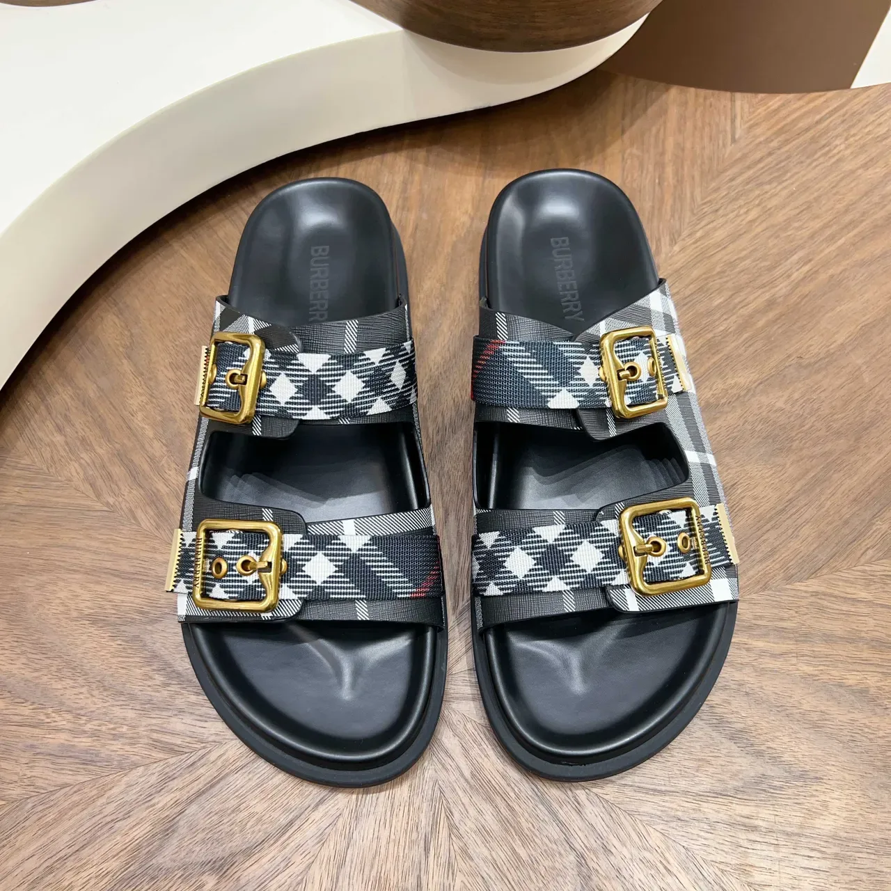 Burberry Knight صندل كاجوال مع حزام مربعات 15