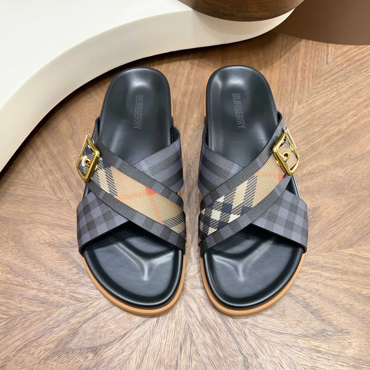 Burberry Knight صندل كاجوال مع حزام مربعات 16
