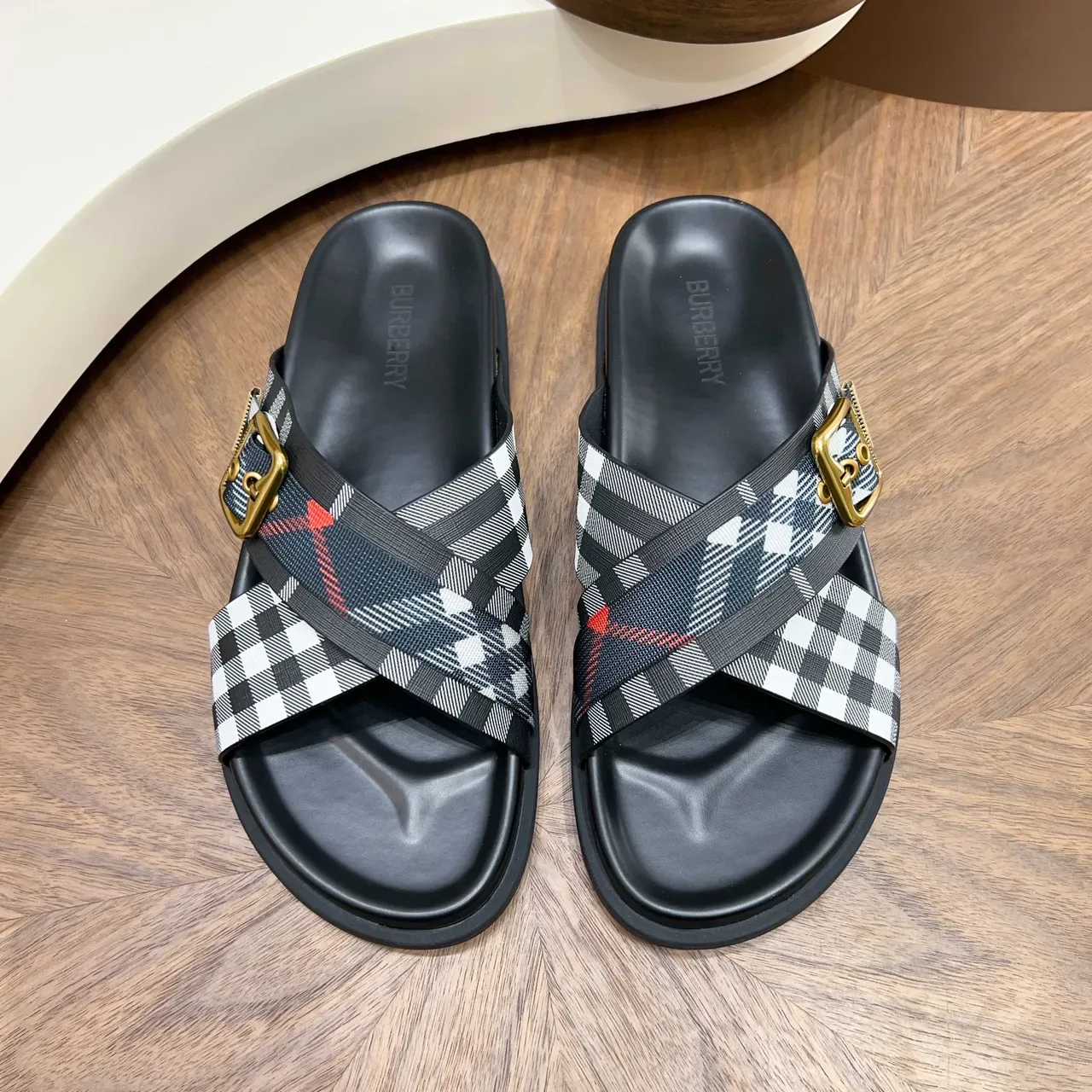 Burberry Knight صندل كاجوال مع حزام مربعات 17
