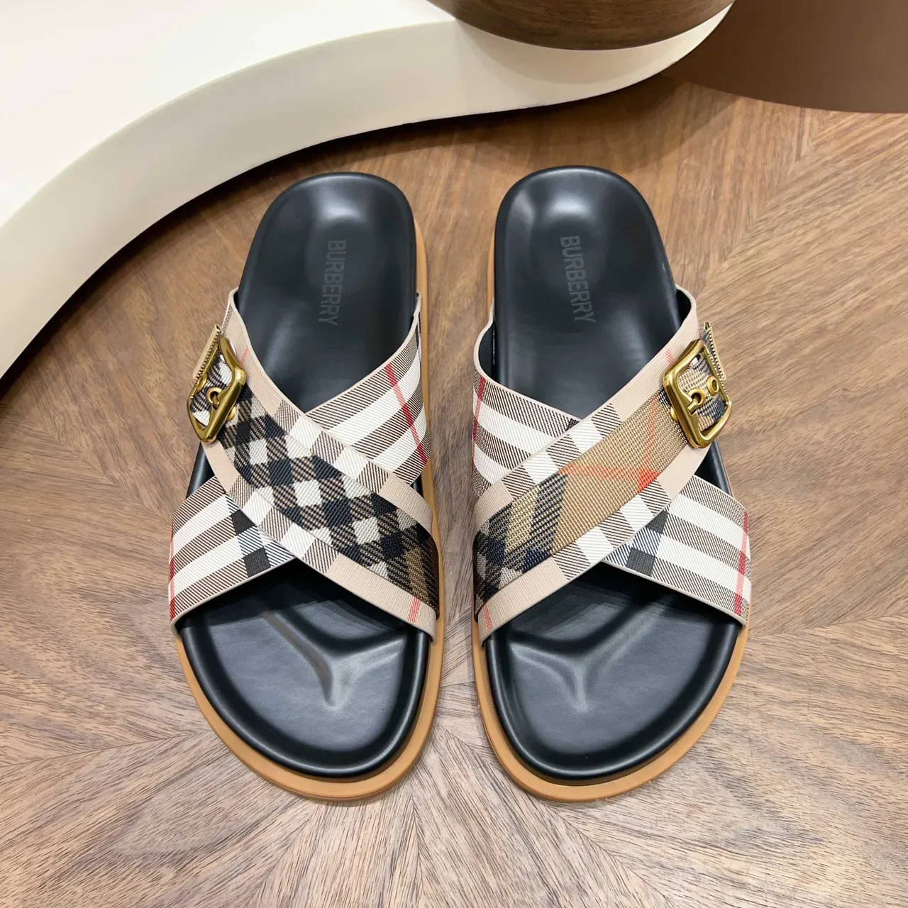 Burberry Knight صندل كاجوال مع حزام مربعات 18
