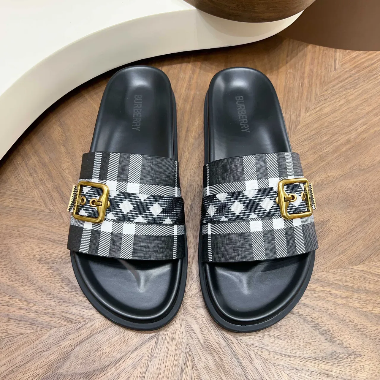 Burberry Knight صندل كاجوال مع حزام مربعات 19