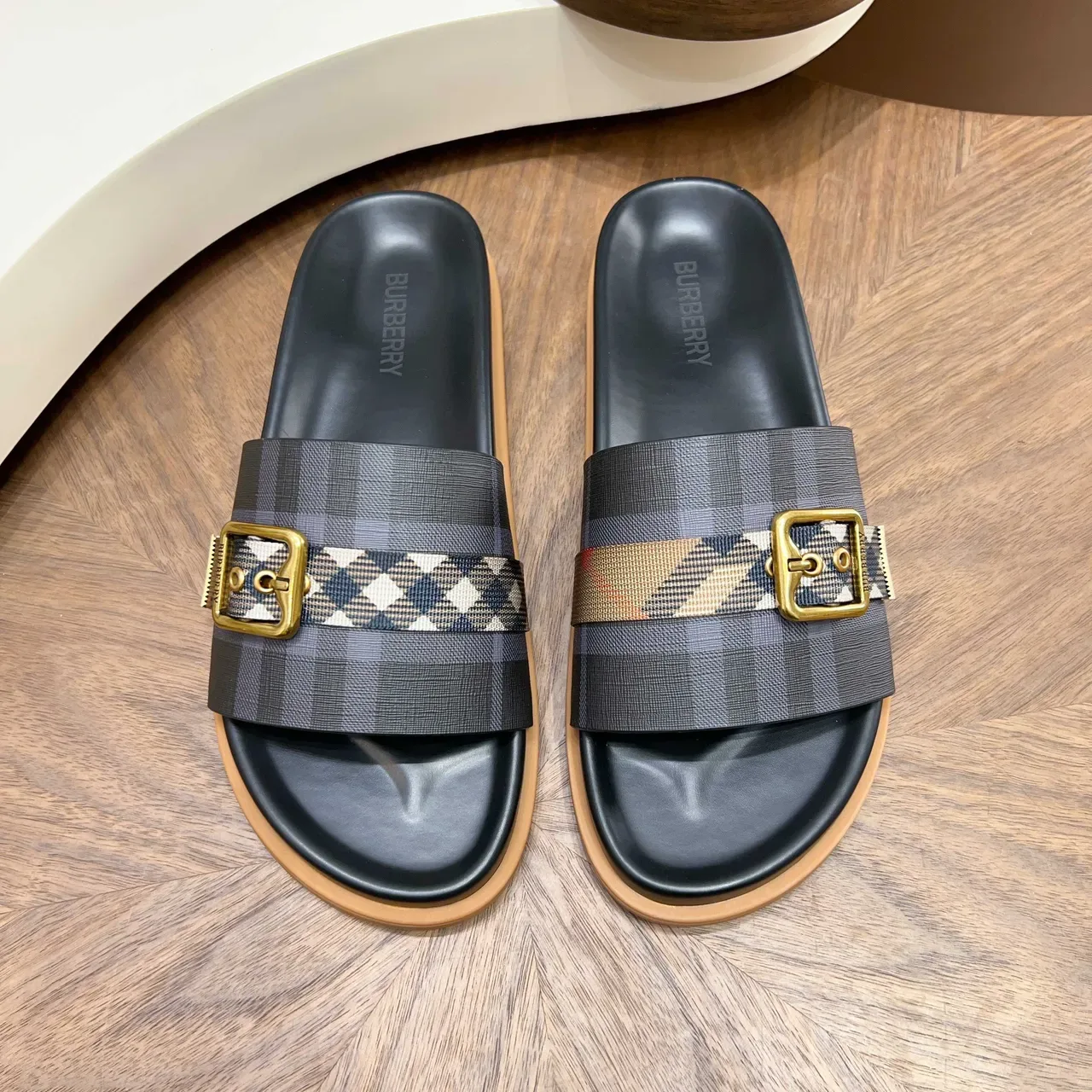 Burberry Knight صندل كاجوال مع حزام مربعات 20