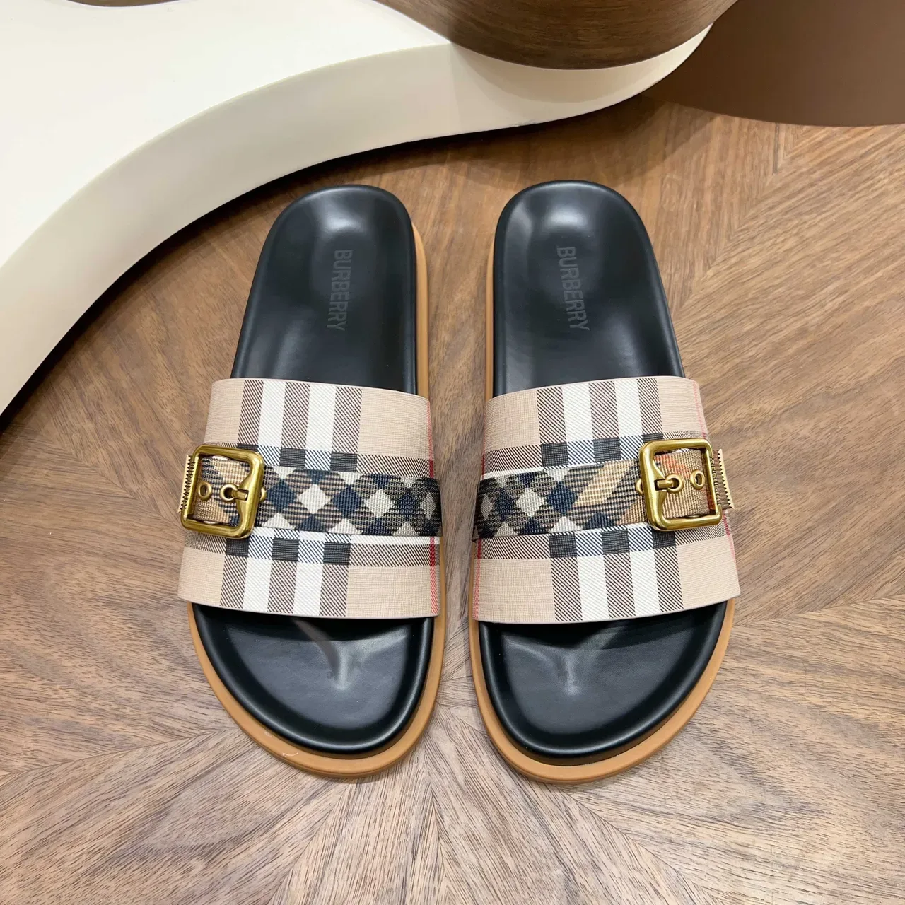 Burberry Knight صندل كاجوال مع حزام مربعات 21