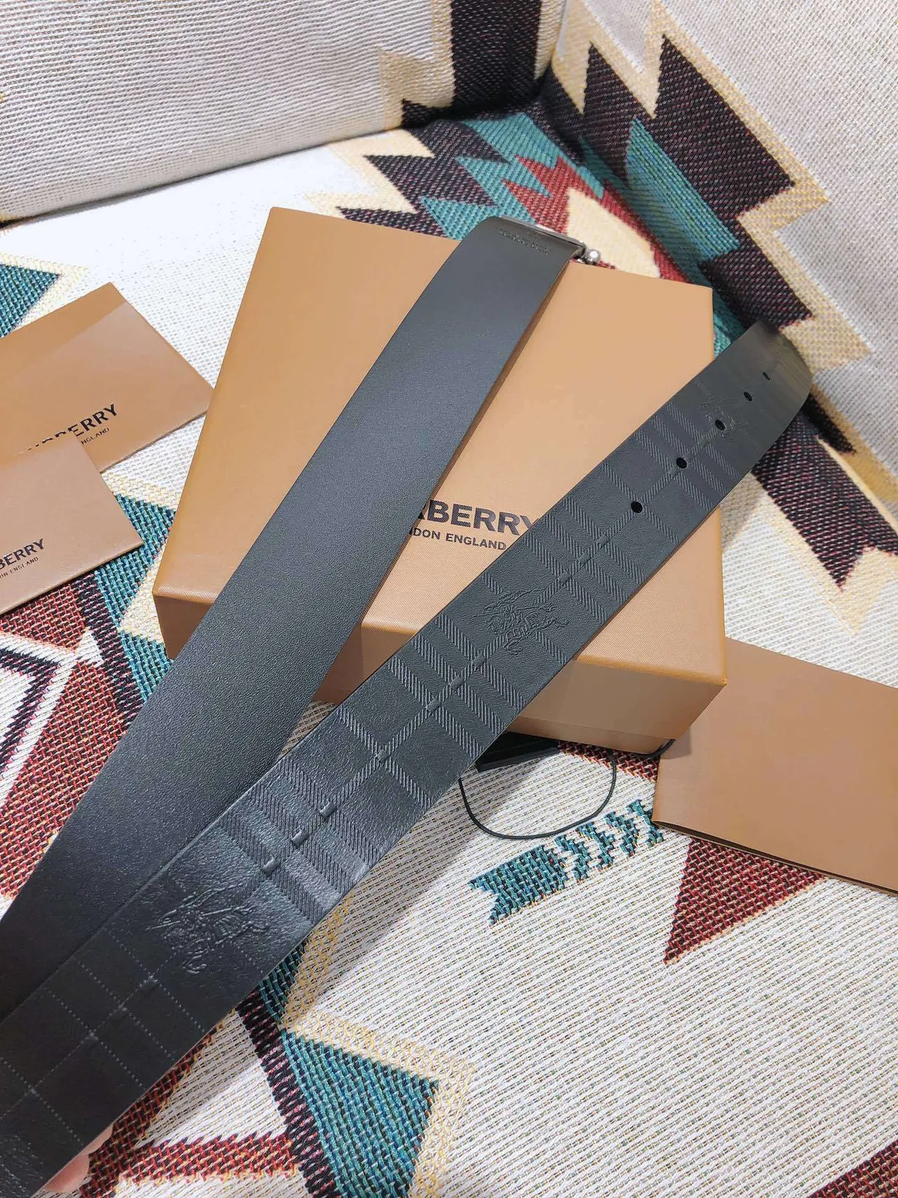 Burberry Knight উল্টানো কালো চামড়ার বেল্ট 3