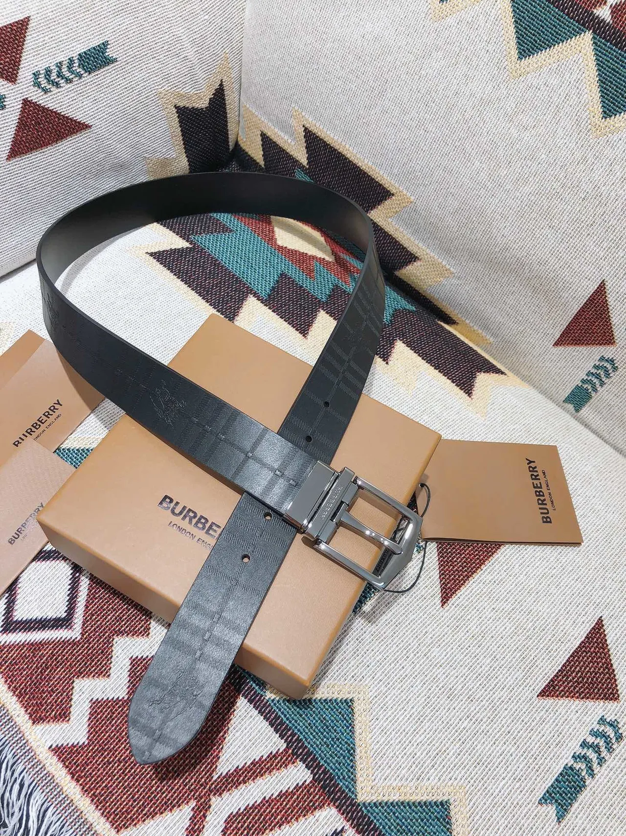 Burberry Knight উল্টানো কালো চামড়ার বেল্ট 4