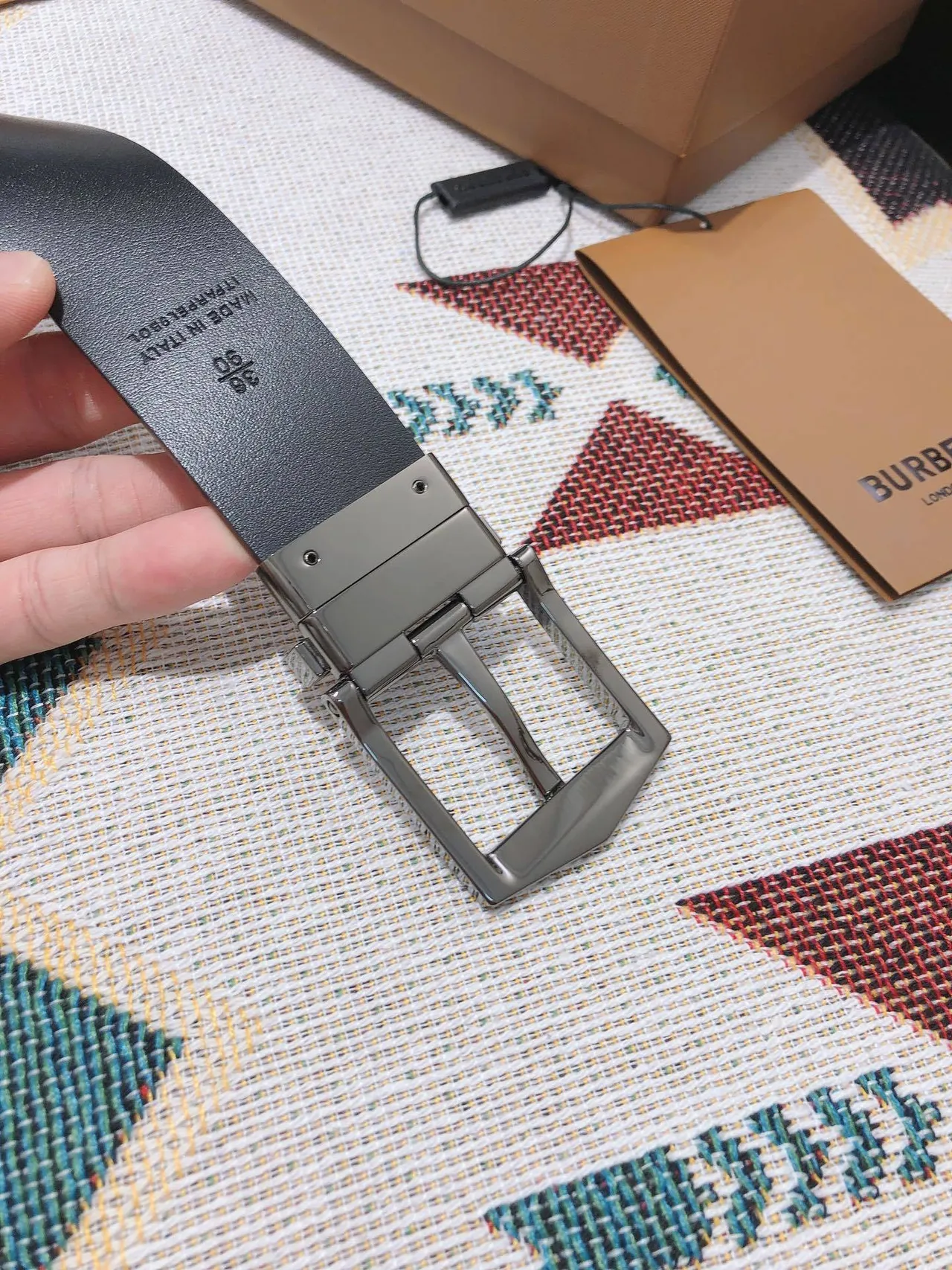 Burberry Knight উল্টানো কালো চামড়ার বেল্ট 5