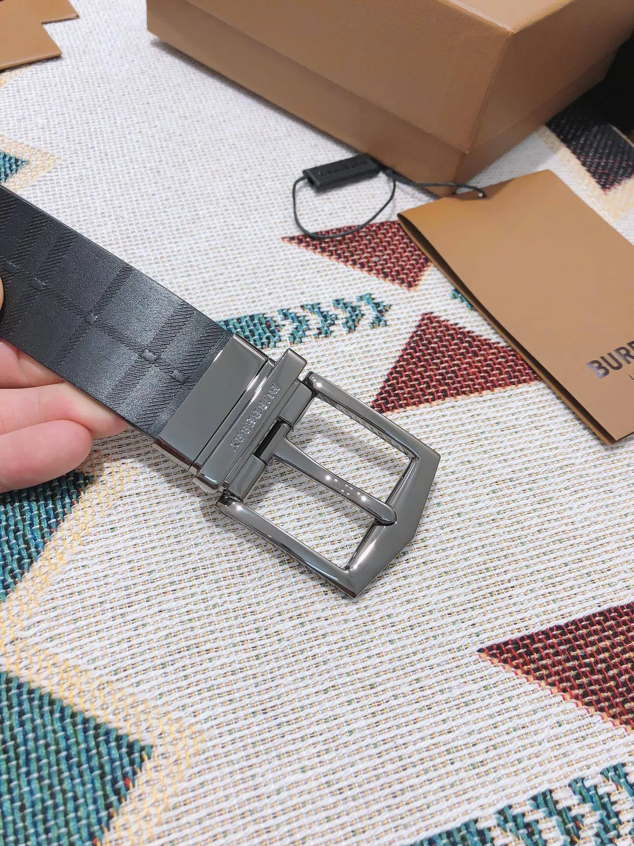 Burberry Knight উল্টানো কালো চামড়ার বেল্ট 6