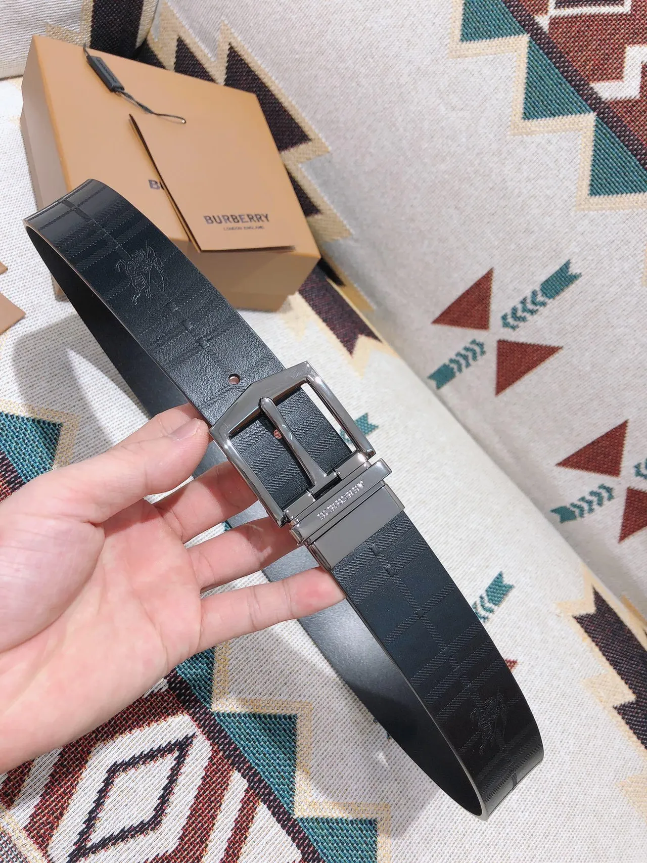Burberry Knight উল্টানো কালো চামড়ার বেল্ট 8
