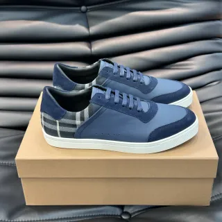 Burberry Sneakers Lifestyle Navy White en Daim et Cuir avec Panneau de Talon à Motif Échiquier