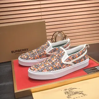 Burberry برتقالي أبيض سليب أون مطبوع مونوغرام أحذية رياضية نمط حياة
