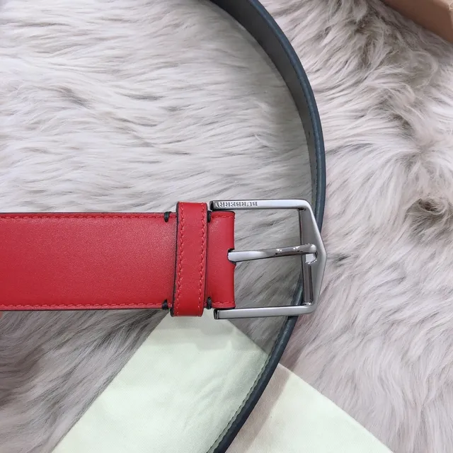 Burberry Correa de cuero reversible roja y negra con hebilla de pin de tono plateado 3