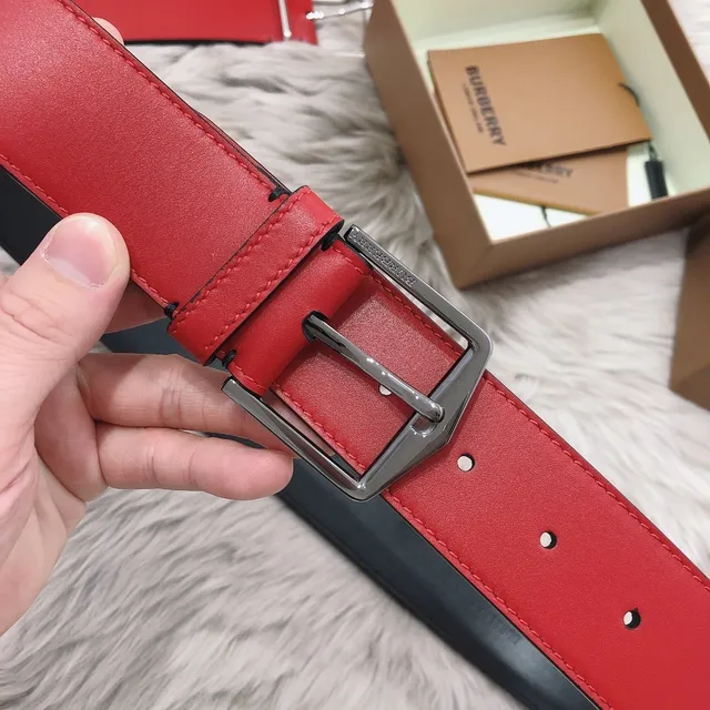 Burberry Correa de cuero reversible roja y negra con hebilla de pin de tono plateado 5