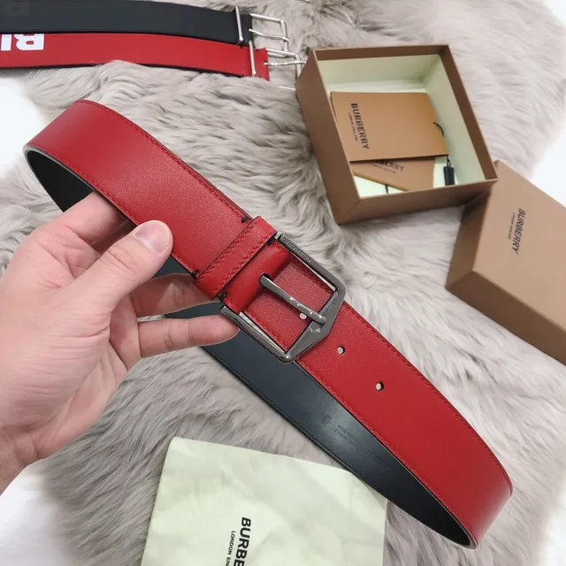 Burberry Correa de cuero reversible roja y negra con hebilla de pin de tono plateado 6