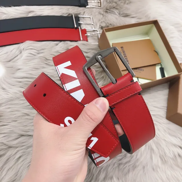 Burberry Correa de cuero reversible roja y negra con hebilla de pin de tono plateado 7