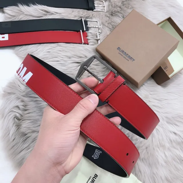 Burberry Correa de cuero reversible roja y negra con hebilla de pin de tono plateado 8
