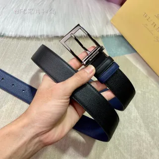 Burberry Ceinture Réversible en Cuir Grainé Noir et Marine