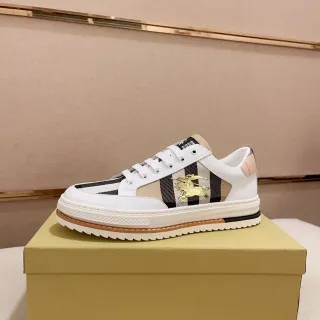 Burberry أبيض بيج بانيلد جلد و قماش مربعات أعلى رمز فرساني ذهبي نمط حياة أحذية رياضية