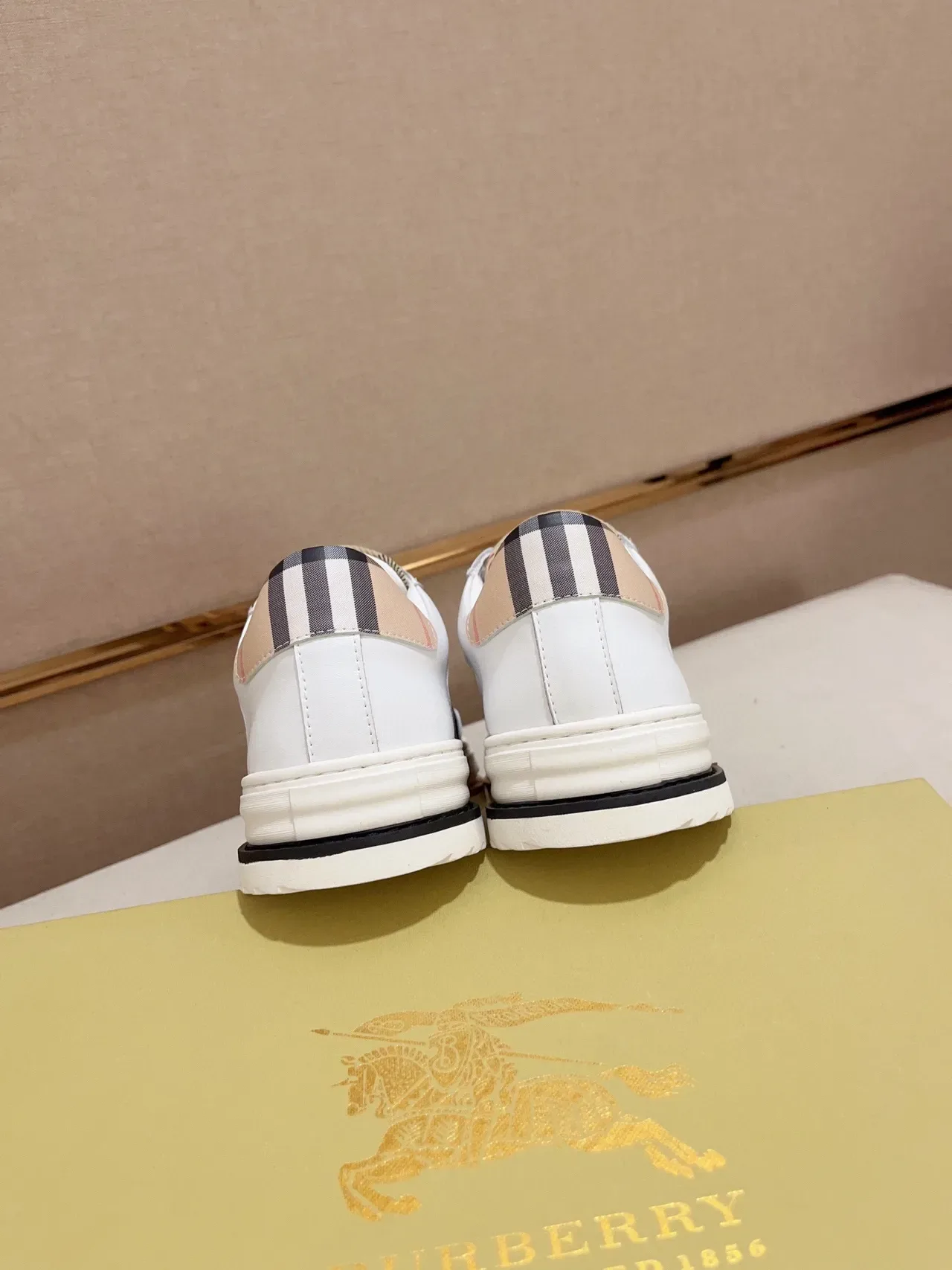 Burberry সাদা বেইজ প্যানেলড লেদার এবং চেক ফ্যাব্রিক আপার গোল্ড ইকুইস্ট্রিয়ান নাইট ইম্বলেম লাইফস্টাইল স্নিকার 3