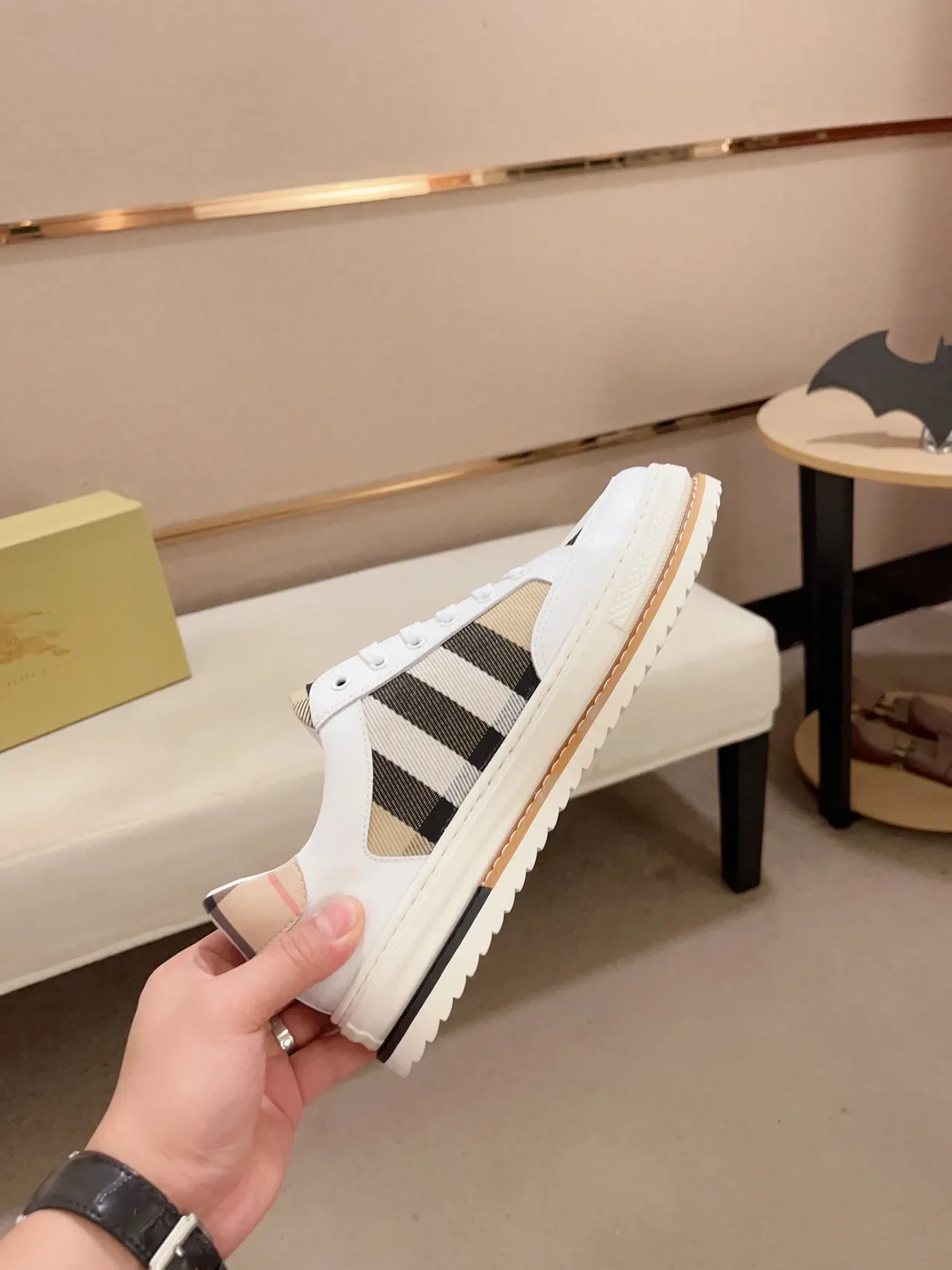 Burberry সাদা বেইজ প্যানেলড লেদার এবং চেক ফ্যাব্রিক আপার গোল্ড ইকুইস্ট্রিয়ান নাইট ইম্বলেম লাইফস্টাইল স্নিকার 4
