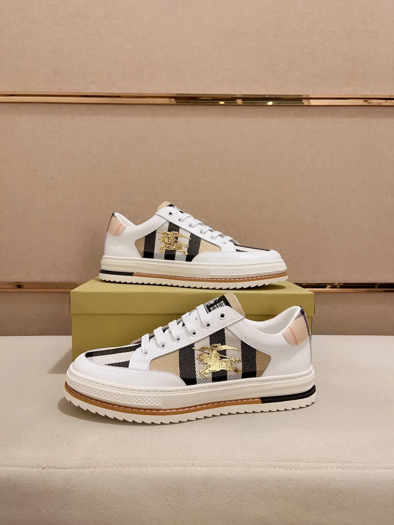 Burberry সাদা বেইজ প্যানেলড লেদার এবং চেক ফ্যাব্রিক আপার গোল্ড ইকুইস্ট্রিয়ান নাইট ইম্বলেম লাইফস্টাইল স্নিকার 5