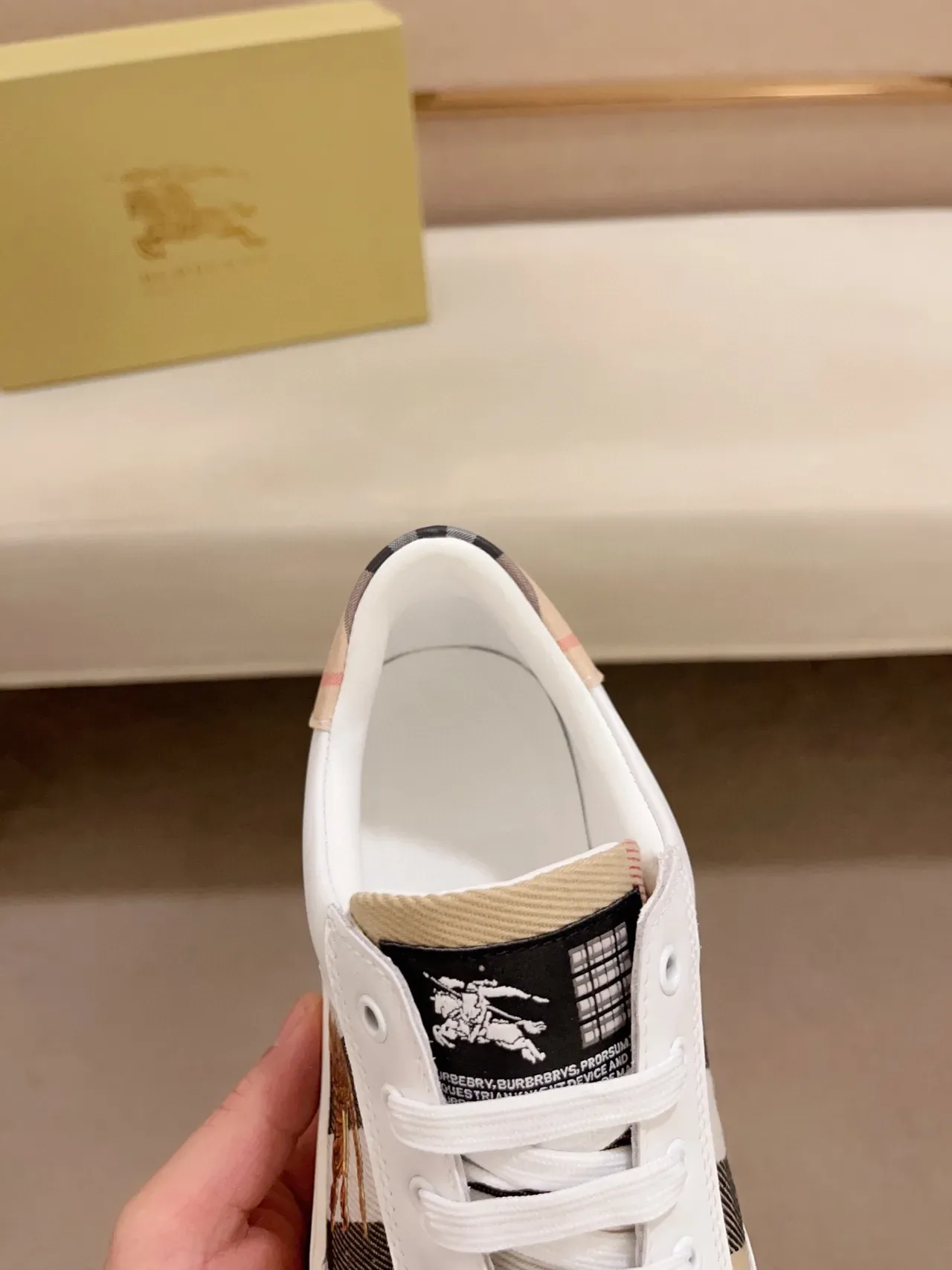Burberry সাদা বেইজ প্যানেলড লেদার এবং চেক ফ্যাব্রিক আপার গোল্ড ইকুইস্ট্রিয়ান নাইট ইম্বলেম লাইফস্টাইল স্নিকার 6
