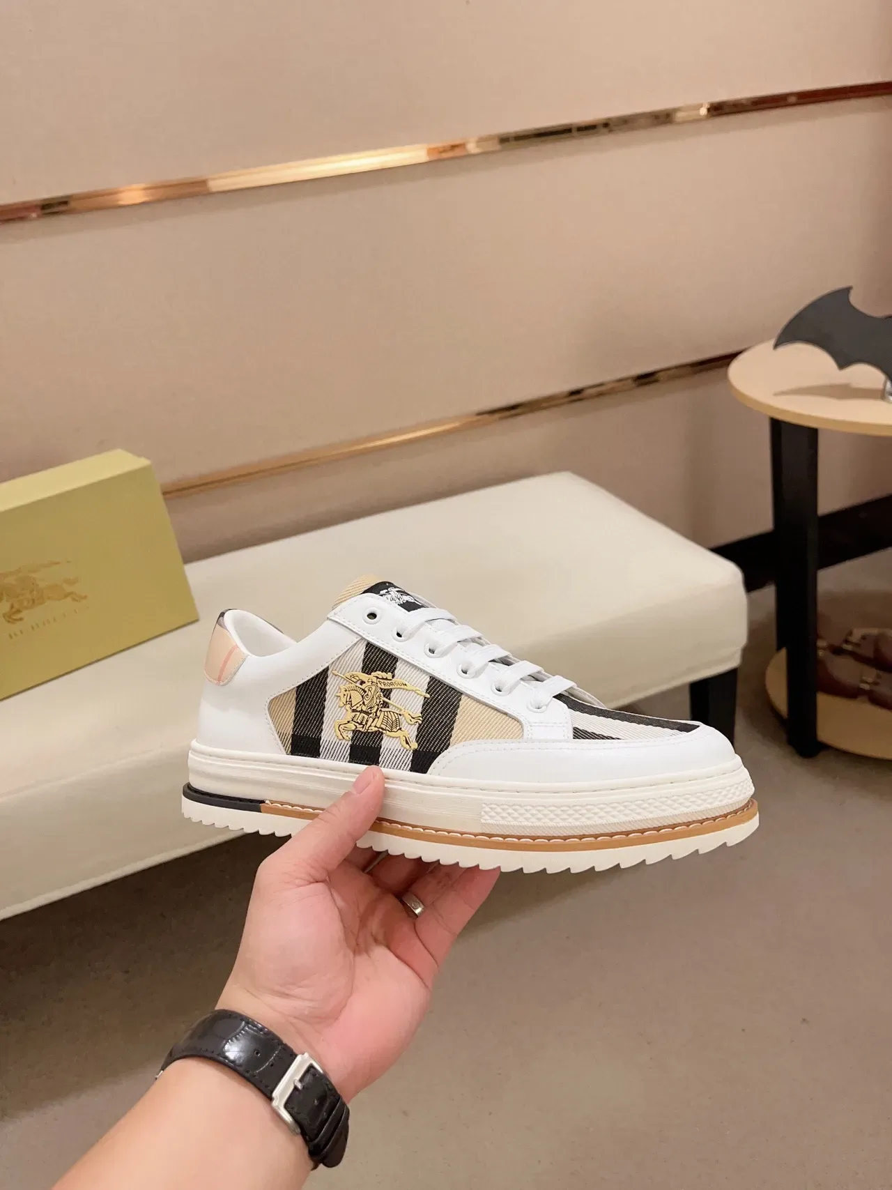 Burberry সাদা বেইজ প্যানেলড লেদার এবং চেক ফ্যাব্রিক আপার গোল্ড ইকুইস্ট্রিয়ান নাইট ইম্বলেম লাইফস্টাইল স্নিকার 7
