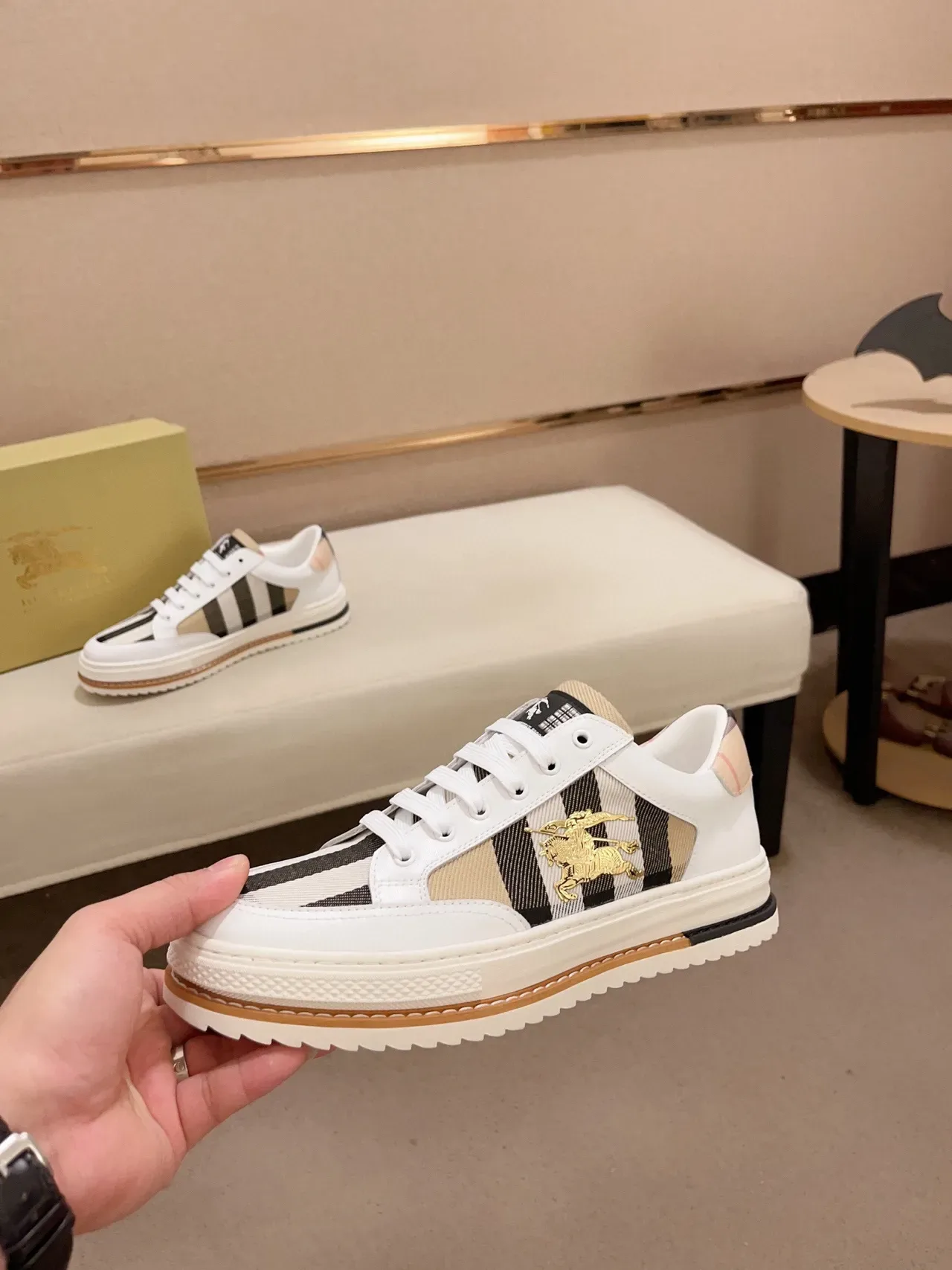 Burberry সাদা বেইজ প্যানেলড লেদার এবং চেক ফ্যাব্রিক আপার গোল্ড ইকুইস্ট্রিয়ান নাইট ইম্বলেম লাইফস্টাইল স্নিকার 8