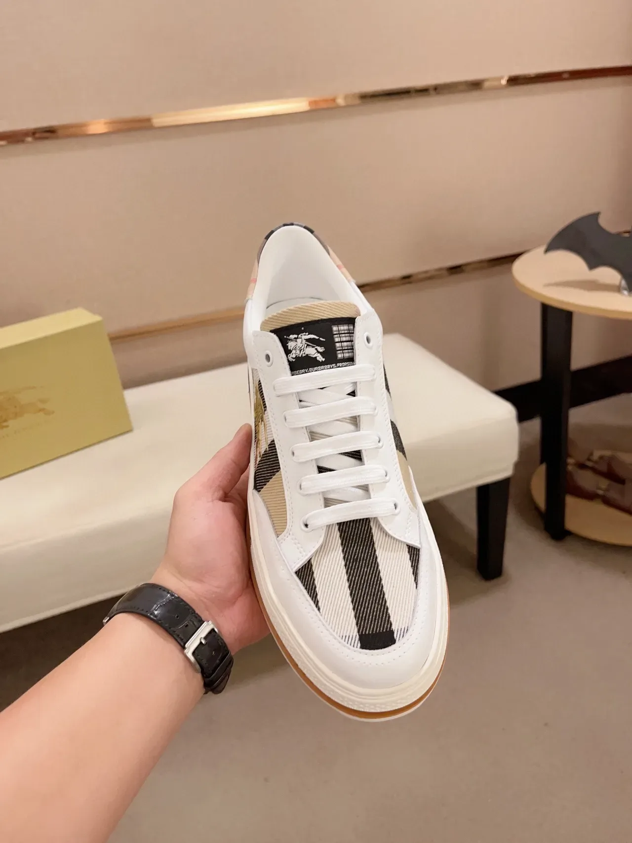Burberry সাদা বেইজ প্যানেলড লেদার এবং চেক ফ্যাব্রিক আপার গোল্ড ইকুইস্ট্রিয়ান নাইট ইম্বলেম লাইফস্টাইল স্নিকার 9