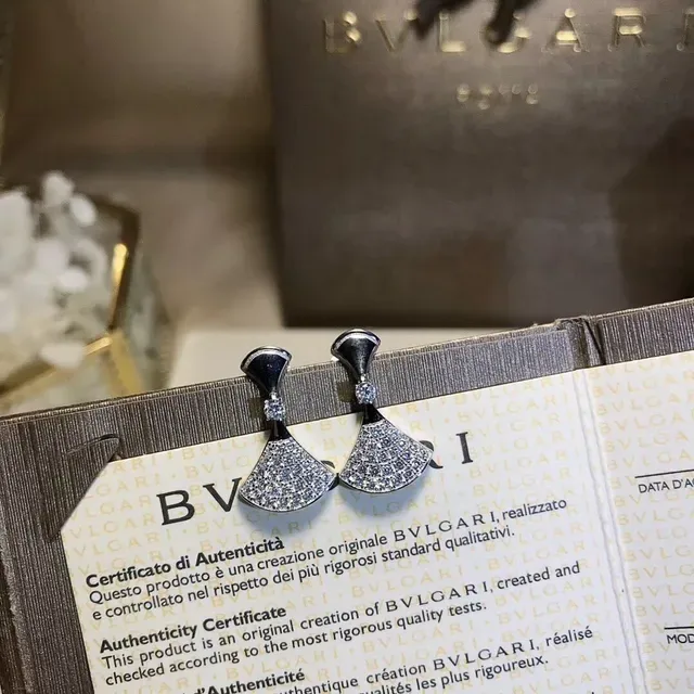 Bvlgari Diva's Dream Collar con pendentif en forma de abanico en oro y plata con cristales pavé 8