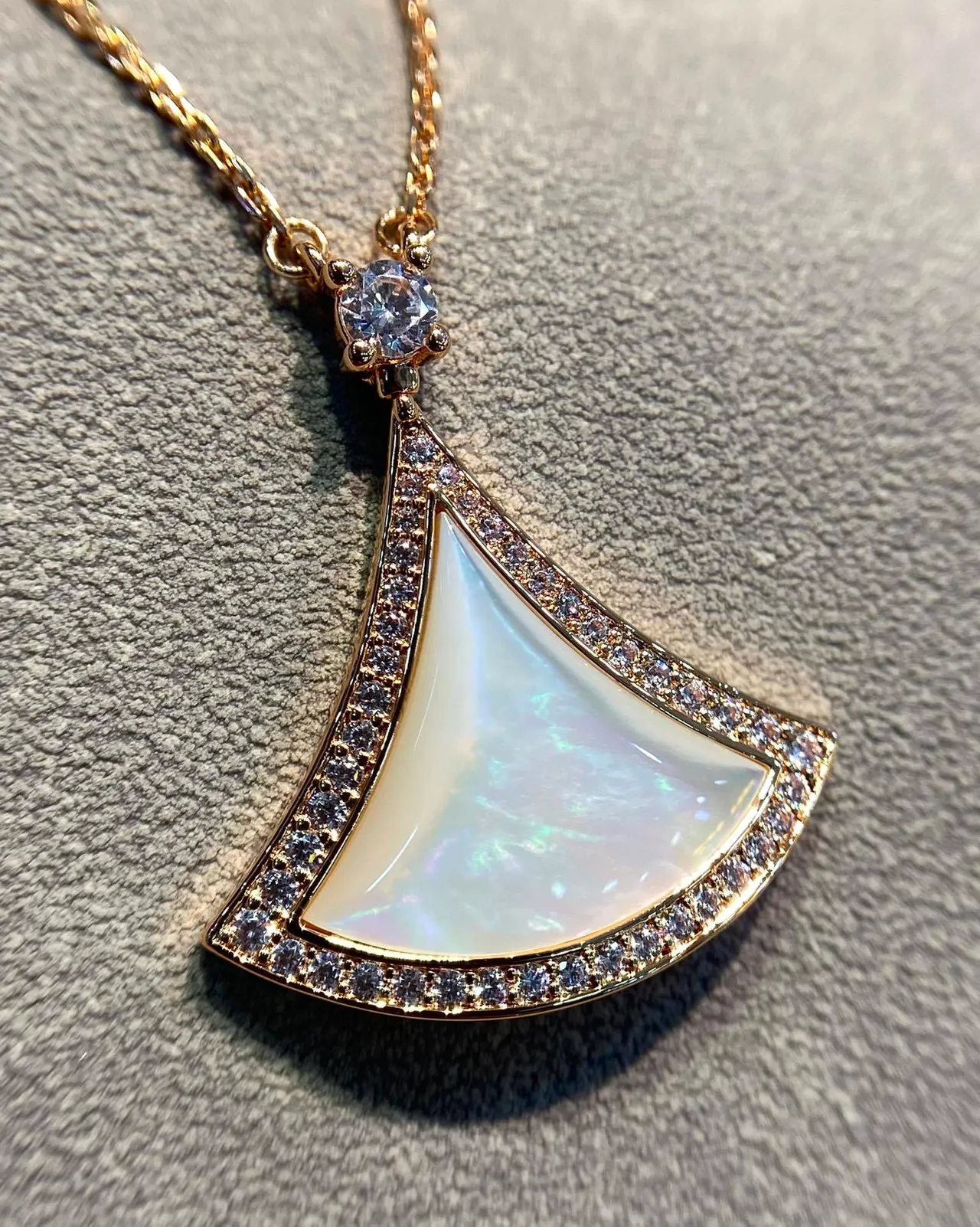 Bvlgari Divas'Dream Colgante en forma de abanico de madreperla y diamante 4