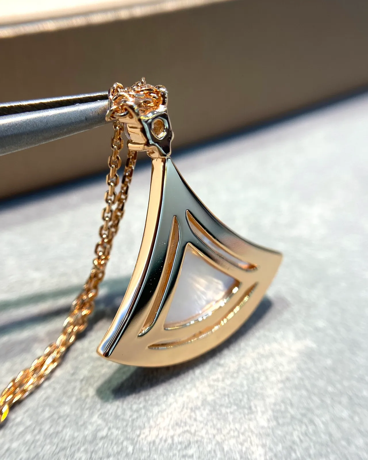 Bvlgari Divas'Dream Colgante en forma de abanico de madreperla y diamante 5