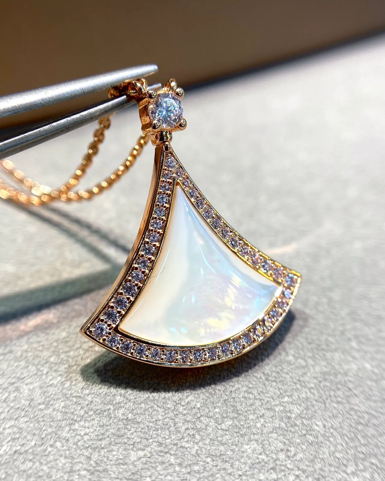 Bvlgari Divas'Dream Colgante en forma de abanico de madreperla y diamante 6